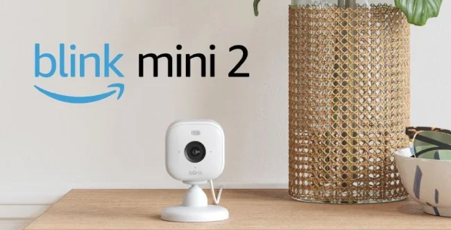 Die Blink Mini 2 Kamera fügt sich unauffällig in den Wohnbereich ein